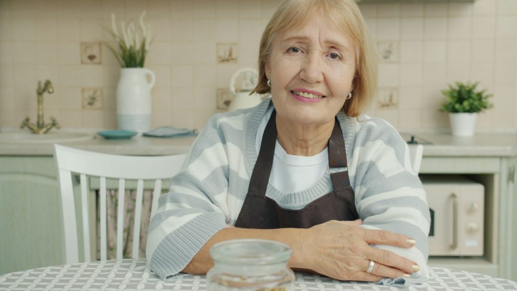 Person with dementia living alone: an older adult at home in Florida