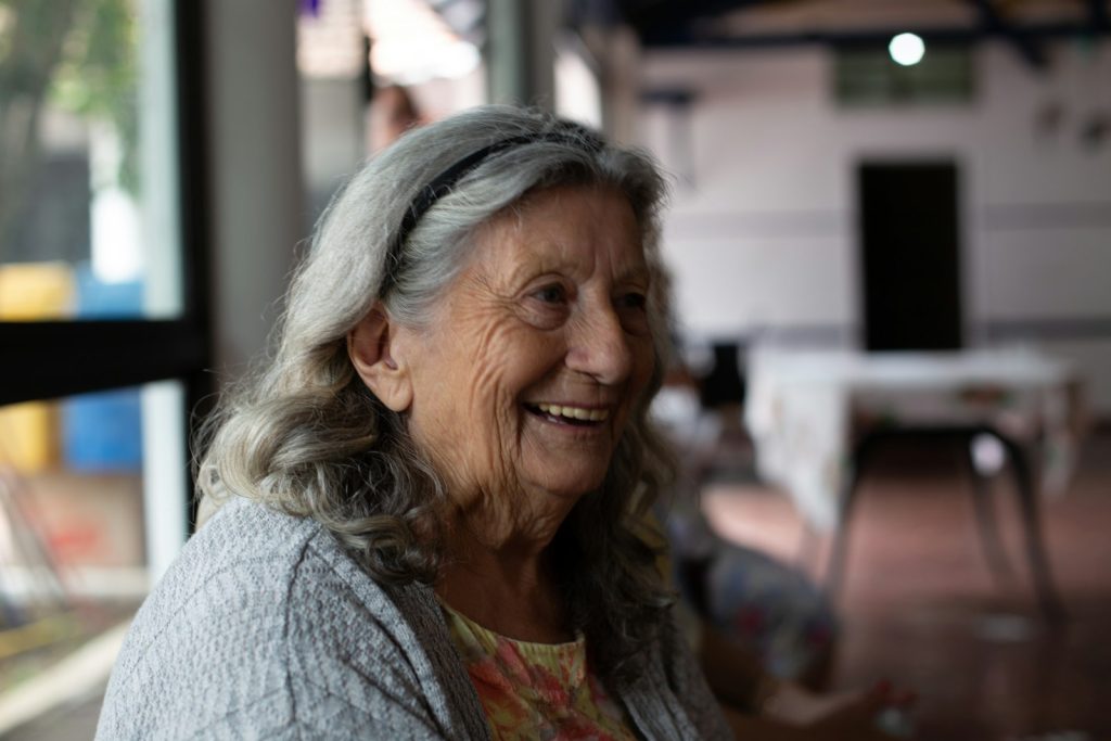 How to talk to someone with dementia: a caregiver having a warm conversation with an older woman