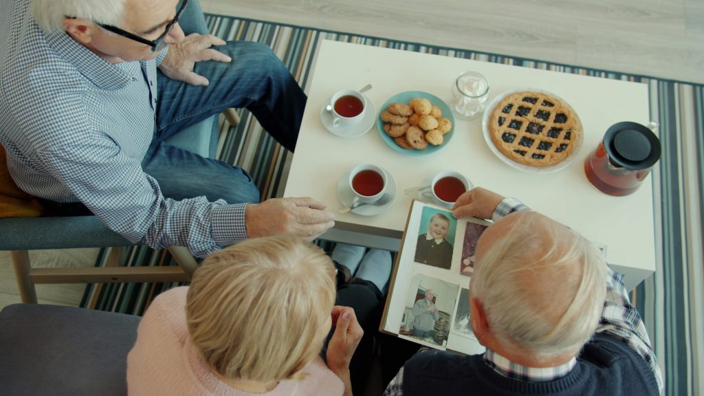 Family guidance at home: a companion and a family planning the week on a calendar
