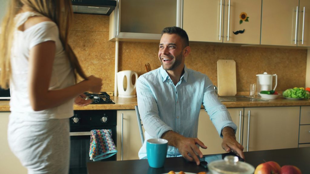 Talking to siblings about dementia care: adult siblings meeting around a kitchen table